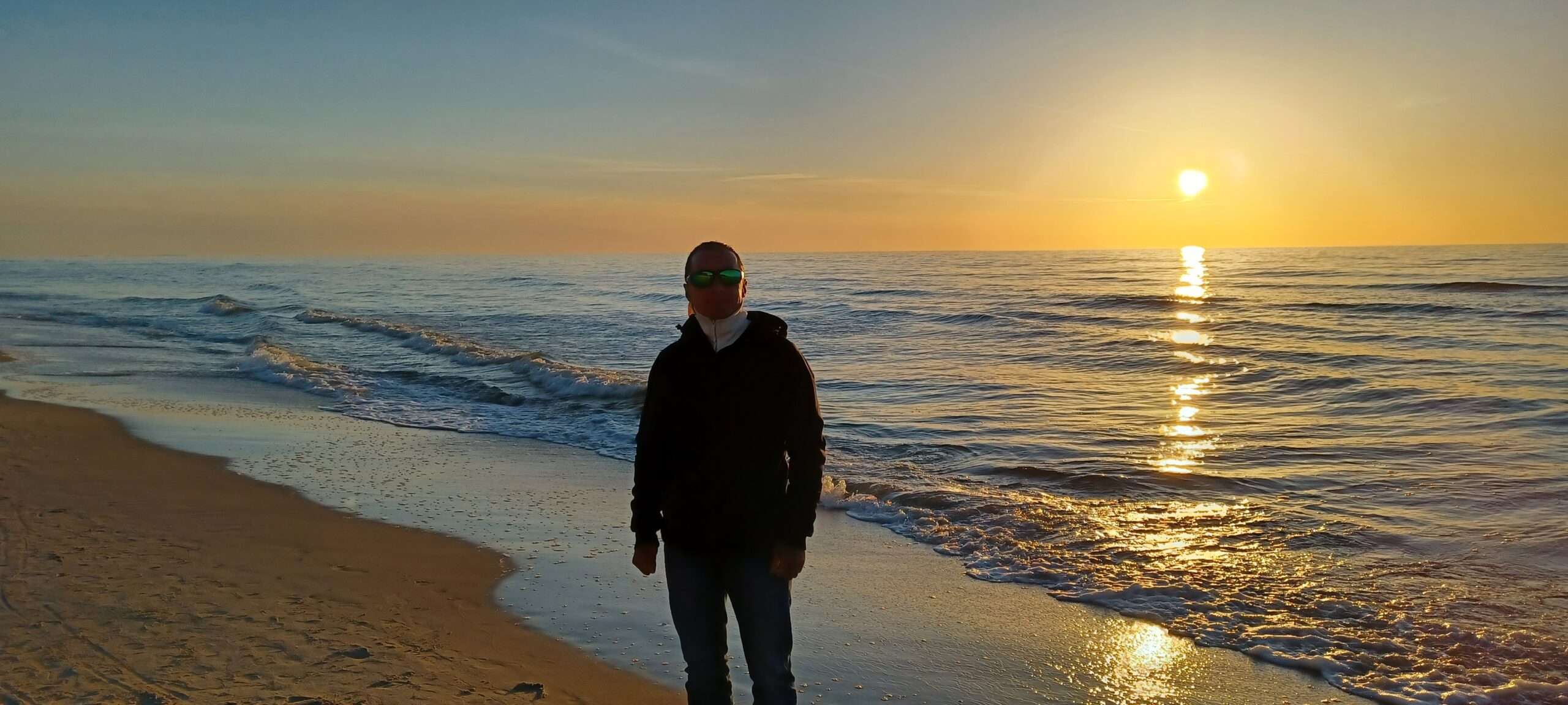 Mężczyzna na tle zachodzącego słońca