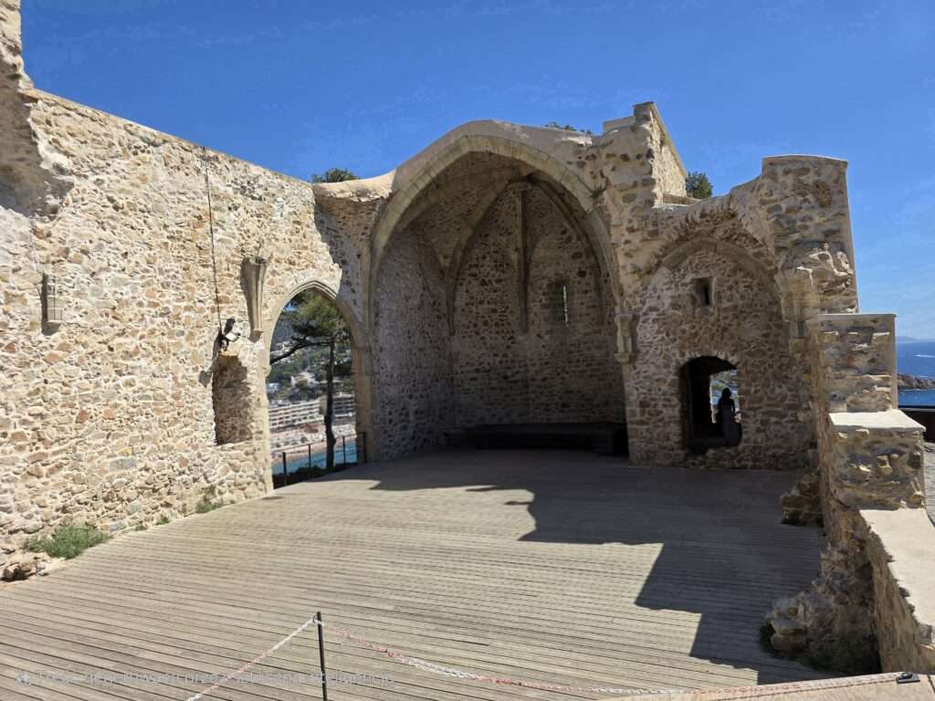 Kościół Sant Vicenç (ruiny w murach)