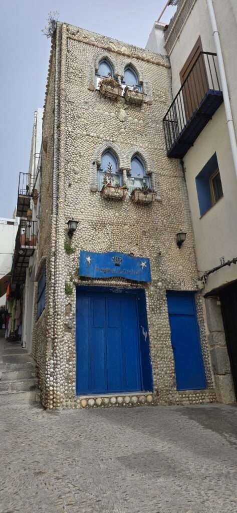 Peniscola. Dom z muszli